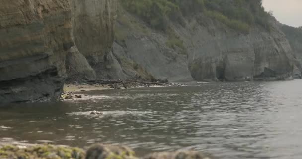 Fale Uderzające Kamień Piękny Film Którym Morze Tło Wysokich Klifów — Wideo stockowe