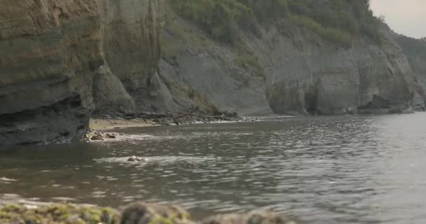 Κύματα Πέφτουν Πάνω Στην Πέτρα Όμορφο Βίντεο Στο Οποίο Θάλασσα — Αρχείο Βίντεο