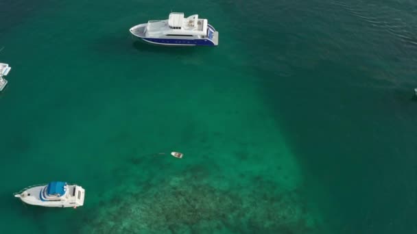 空中ビューモルジブ 青い水と美しいサンゴ礁でインド洋の海岸線に沿って駐車されているボートの上を飛ぶドローン 高品質4K映像 — ストック動画