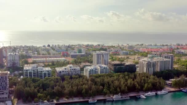 马尔代夫的空中景观 无人机飞过高楼 新的宿舍 街道上有洞门 背景上有美丽的风景和海洋 高质量的4K镜头 — 图库视频影像