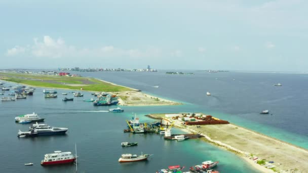 Aerial Sköt Manliga Maldiverna Flyger Drönare Över Utgången Marinan Indiska — Stockvideo
