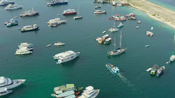 Flygfoto Maldiverna Båten Seglar Genom Hamnen Male Indiska Oceanen Med — Stockvideo