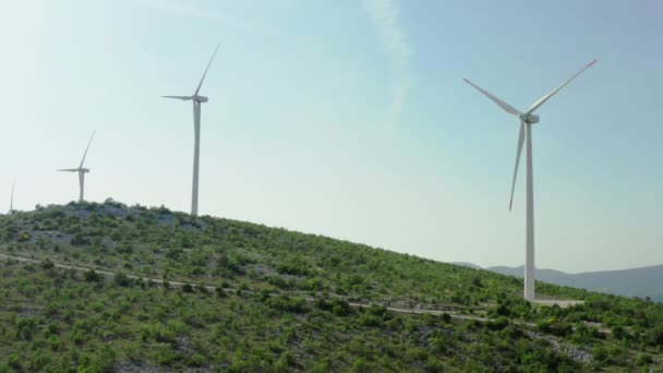 Luchtfoto Van Elektriciteitsopwekking Uit Windmolens Bergen Prachtig Landschap Alternatieve Energie — Stockvideo
