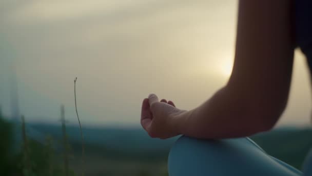 Detailní Záběr Ženských Rukou Meditaci Jógy Pózují Pozadí Hor Západ — Stock video