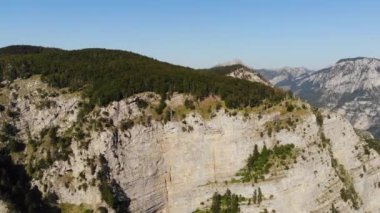 Grlo Sokolovo Boğazı 'nın hava görüntüsü, Korita, Karadağ. İnsansız hava aracı manzarası inanılmaz büyük kanyon, dağ zirveleri ve kayalar. Yüksek kalite 4k görüntü