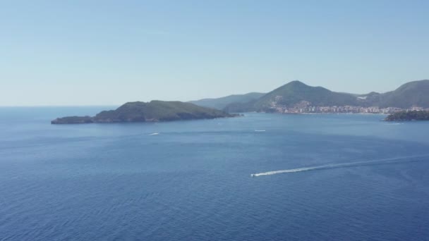 用小船和游艇俯瞰亚得里亚海湾 Drone Video Budva Montenegro 山区和丘陵地带城市景观背景 高质量的4K镜头 — 图库视频影像