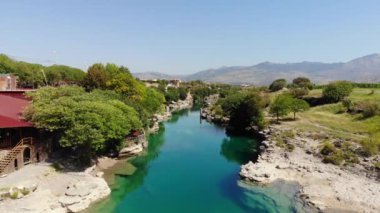 Cijevna nehri, Karadağ. Deniz kıyısında evleri olan bir dağ nehri. Yüksek kalite 4k görüntü