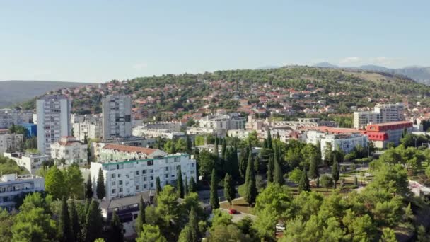 Luchtfoto Podgorica Hoofdstad Van Montenegro Drone Uitzicht Een Heuvel Met — Stockvideo