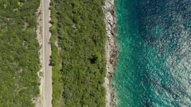 Karadağ havadan görünüyor. Adriyatik Denizi 'ne paralel bir insansız hava aracı videosu, kayalar ve dağlarda arabaları, ağaçları ve suyu görebileceğiniz bir yol. Yüksek kalite 4k görüntü