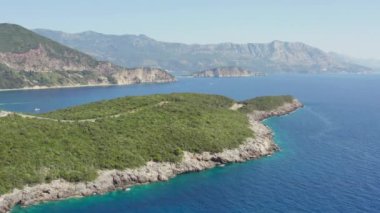 Budva yakınlarındaki Karadağ Burnu üzerinde hava manzarası. İnsansız hava aracı Adriyatik Koyu 'nun üzerinde güzel bir dağ manzarasıyla çekim yaptı. Yüksek kalite 4k görüntü