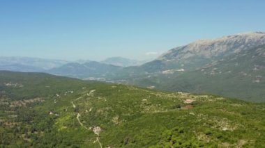 Karadağ dağlarının havadan görünüşü. Tepelerdeki yeşil orman. Güzel Balkan manzarası. İnsansız hava aracı videosu. Ağaçlı Rocky Dağları. Yüksek kalite 4k görüntü