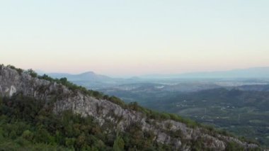 Karadağ 'ı havadan vurdular. Dağlarda güzel bir günbatımı görüyoruz. Kırmızı-sarı gökyüzü, sislerin, ormanların ve manzaranın dağ sıraları. Yüksek kalite 4k görüntü