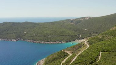 Budva yakınlarındaki Karadağ Burnu üzerinde hava manzarası. İnsansız hava aracı Adriyatik Koyu 'nun üzerinde güzel bir dağ manzarasıyla çekim yaptı. Yüksek kalite 4k görüntü