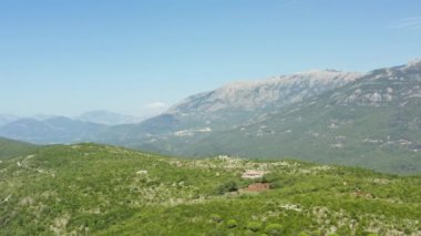 Karadağ dağlarının havadan görünüşü. Tepelerdeki yeşil orman. Güzel Balkan manzarası. İnsansız hava aracı videosu. Ağaçlı Rocky Dağları. Yüksek kalite 4k görüntü