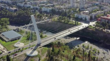 Podgorica Montenegro 'yu hava saldırısı vurdu. İnsansız hava aracı videosu Millennium Köprüsü evlerle ve sokaklarla çevrili, arka plandaki dağları, nehri ve güzel manzarayı görebileceğiniz yerde.. 