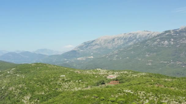 モンテネグロの山の空中ビュー 丘の緑の森 美しいバルカンの風景 ドローン映像 ロッキー山脈の木々 高品質4K映像 — ストック動画