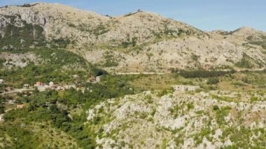 Karadağ 'daki Kosmac Kalesi' nin havadan görünüşü. İHA, tepenin üstündeki eski bir taş kaleyi yerle bir etti. Yüksek kalite 4k görüntü