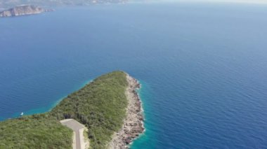 Budva yakınlarındaki Karadağ Burnu üzerinde hava manzarası. İnsansız hava aracı Adriyatik Koyu 'nun üzerinde güzel bir dağ manzarasıyla çekim yaptı. Yüksek kalite 4k görüntü