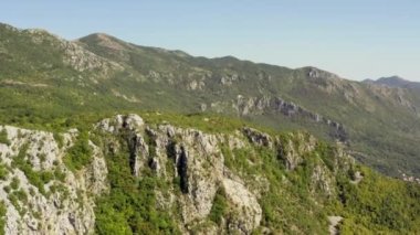 Karadağ havadan görünüyor. Ağaçlı ve güzel manzaralı kayalık dağların insansız hava aracı videosu. Yüksek kalite 4k görüntü