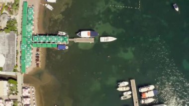 İnsansız hava aracı videosu Budva 'da sahile ve Adriyatik Denizi' ne paralel şemsiyeleri, güneşlikleri, kumları ve dalgaları görebileceğiniz yerde. Karadağ 'da hava manzarası. Yüksek kalite 4k görüntü