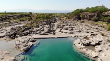 Karadağ 'ın Niagara kentindeki Vodopad şelalesi havadan çekildi. Cijevna 'nın havadan çekilmiş kuru nehri. Yüksek kalite 4k görüntü