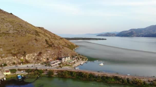 Aerial Shot Skadar Lake Montenegro Drone Video Lago Montaña Rodeado — Vídeo de stock