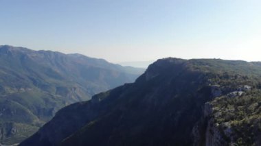 Grlo Sokolovo Boğazı 'nın hava görüntüsü, Korita, Karadağ. İnsansız hava aracı manzarası inanılmaz büyük kanyon, dağ zirveleri ve kayalar. Yüksek kalite 4k görüntü