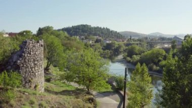 Karadağ Podgorica 'yı hava saldırısı vurdu. Şehirdeki binaların ve caddelerin ortasında duran eski bir kalenin duvarları üzerinde uçan güzel bir dron. Yüksek kalite 4k görüntü