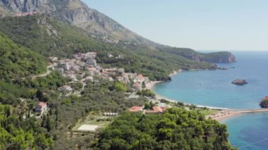 Hava manzaralı Sveti Stefan, Karadağ. İnsansız hava aracı Adriyatik Denizi 'ni yat ve güzel kayalık kıyılarla vurdu. Yüksek kalite 4k görüntü
