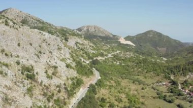 Arial Karadağ 'ı vurdu. Dağ yılanı yolunun insansız hava aracı videosu güzel bir manzarada bir dağ sırasına tırmanıyor. Yüksek kalite 4k görüntü