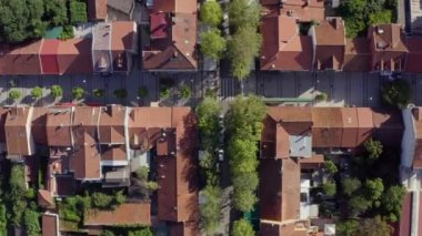 Podgorica 'nın başkenti Karadağ' ın havadan görünüşü. Eski şehrin en iyi manzarası. Döşeme çatılı evler. Yüksek kalite 4k görüntü