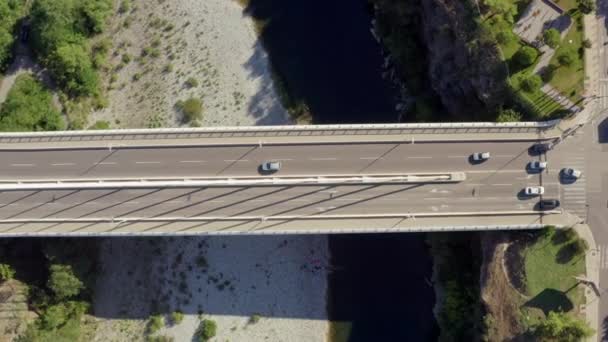Lot Dronem Nad Białym Mostem Który Stoi Drugiej Stronie Rzeki — Wideo stockowe