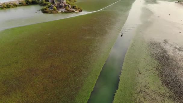 Aerial Shot Skadar Lake Montenegro Drone Barco Vídeo Navegando Lago — Vídeo de stock