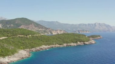 Budva yakınlarındaki Karadağ Burnu üzerinde hava manzarası. İnsansız hava aracı Adriyatik Koyu 'nun üzerinde güzel bir dağ manzarasıyla çekim yaptı. Yüksek kalite 4k görüntü