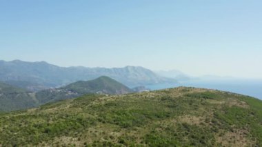 Karadağ dağlarının havadan görünüşü. Tepelerdeki yeşil orman. Güzel Balkan manzarası. İnsansız hava aracı videosu. Ağaçlı Rocky Dağları. Yüksek kalite 4k görüntü