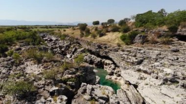 Karadağ 'ın Niagara kentindeki Vodopad şelalesi havadan çekildi. Cijevna 'nın havadan çekilmiş kuru nehri. Yüksek kalite 4k görüntü