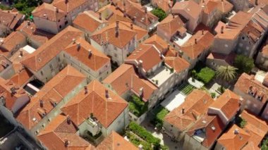 Budva Karadağ havadan vuruldu. Adriyatik kıyısındaki bir şehrin insansız hava aracı videosu dağlarla çevrili güzel bir manzarayla, eski ve yeni bir şehirle. Yüksek kalite 4k görüntü