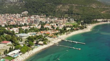 Budva Karadağ havadan vuruldu. Adriyatik kıyısındaki bir şehrin insansız hava aracı videosu dağlarla çevrili güzel bir manzarayla, eski ve yeni bir şehirle. Yüksek kalite 4k görüntü