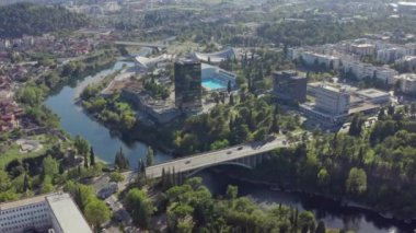 Podgorica, Karadağ - Ağustos 2020: Karadağ 'ın Podgorica kentinin havadan görüşü. İnsansız hava aracı şehrin bir panoramasını vuruyor. Nehir köprülerini ve eski şehri görebiliyorsunuz..