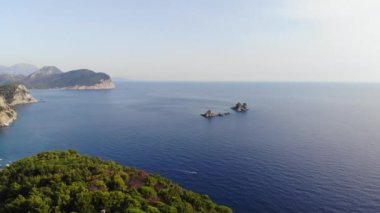 Adriyatik Denizi 'nin havadan çekilmiş görüntüsü, Petrovac. Küçük kayalık adaların deniz manzarası drone görüntüsü. Yüksek kalite 4k görüntü