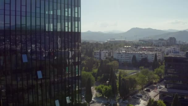 Drone Vídeo Edifício Nas Janelas Das Quais Vemos Reflexo Cidade — Vídeo de Stock