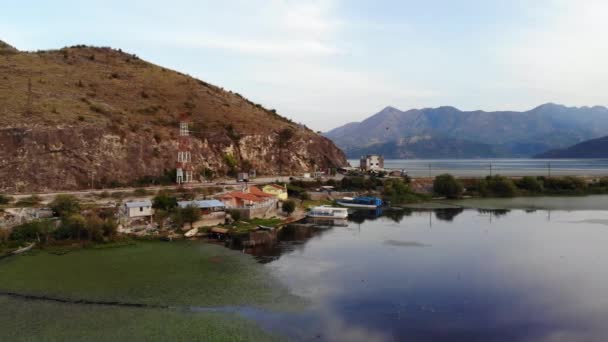 Aerial Shot Skadar Lake Montenegro Drone Video Lago Montaña Rodeado — Vídeo de stock