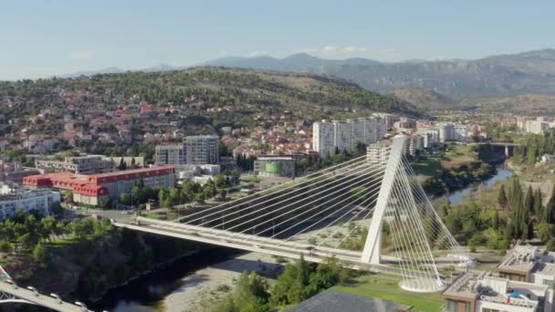 Vuelo Avión Tripulado Sobre Puente Blanco Que Encuentra Otro Lado — Vídeo de stock
