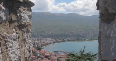Ohri Makedonya. Gölde tarihi binaları, dar sokakları, mimarisi, eski pencereleri, kırmızı çatıları olan güzel bir kasaba. Kalenin manzarası. Dengeleyiciden panoramik çekim.
