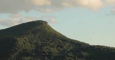 Güzel dağlar Ohri Makedonya. Kayaların üzerinde ağaçlar, güzel taşlar, dağ zirveleri ve uçurumlar ve dokulu gökyüzü olan dağ sıraları. Yüksek kalite 4k görüntü