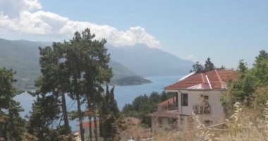 Ohri Makedonya. Gölde tarihi binaları, dar sokakları, mimarisi, eski pencereleri, kırmızı çatıları olan güzel bir kasaba. Kalenin manzarası. Dengeleyiciden panoramik çekim. 