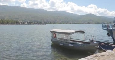 Ohri Makedonya. Tarihi evleri, dar sokakları, mimarisi, eski pencereleri, kırmızı çatıları olan güzel eski bir kasaba. Dengeleyiciden ateş ediliyor. Yüksek kalite 4k görüntü