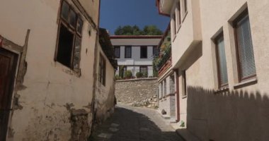 Ohri Makedonya. Tarihi evleri, dar sokakları, mimarisi, eski pencereleri, kırmızı çatıları olan güzel eski bir kasaba. Dengeleyiciden ateş ediliyor. Yüksek kalite 4k görüntü