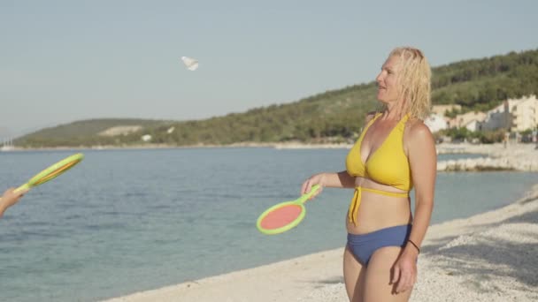 Vídeo Câmera Lenta Uma Mulher Idosa Jogando Babminton Tênis Oceano — Vídeo de Stock