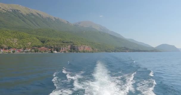 奥赫里德 马其顿从在水面上留下痕迹的小船上 可以看到美丽的高山和湖景 高质量的4K镜头 — 图库视频影像